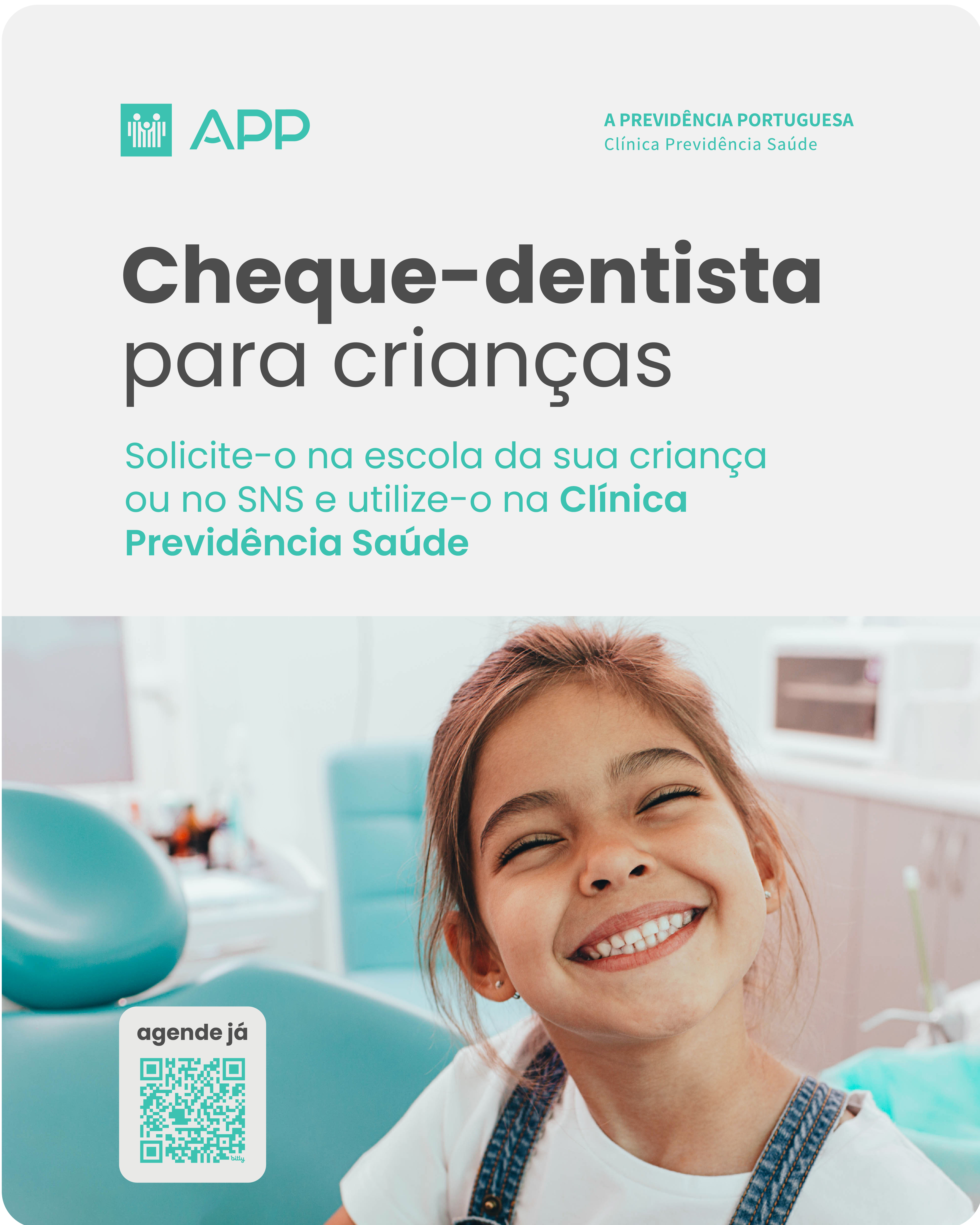 Menina a sorrir e a mostrar o seu sorriso saudável