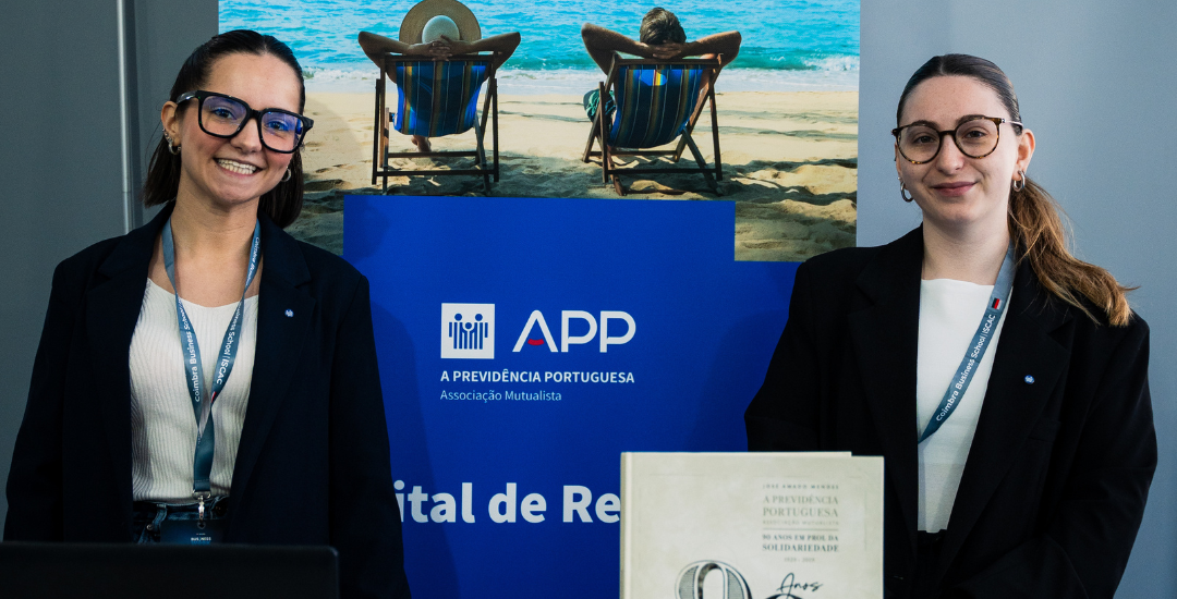 imagem de duas meninas sorridentes, participantes de uma feira de emprego jovem