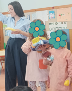 menina a gesticular enquanto fala para crianças