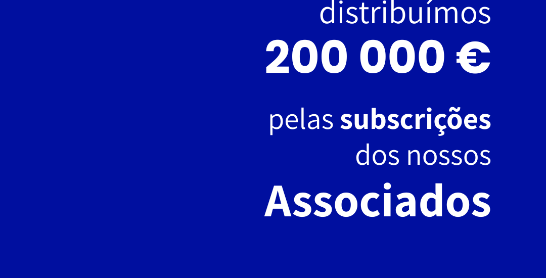 Imagem de fundo azul com animação de pessoas em cima de moedas em forma de celebração