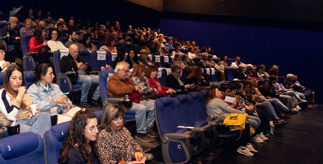 sala de cinema do Alma Shopping com Associados d'A Previdência Portuguesa a assistir à comédia francesa "Queridos Pais"