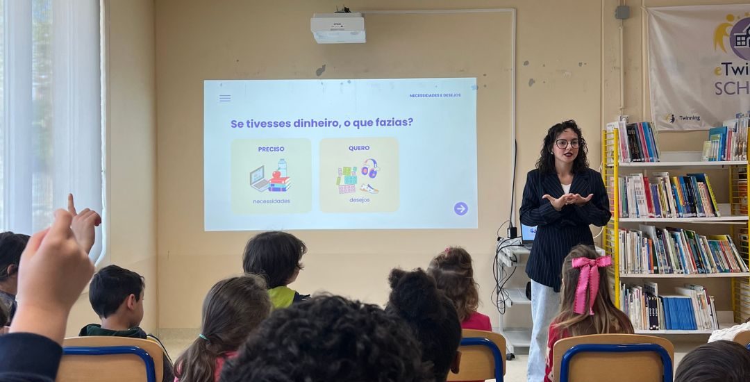 sessões de literacia financeira dinamizadas no centro escolar