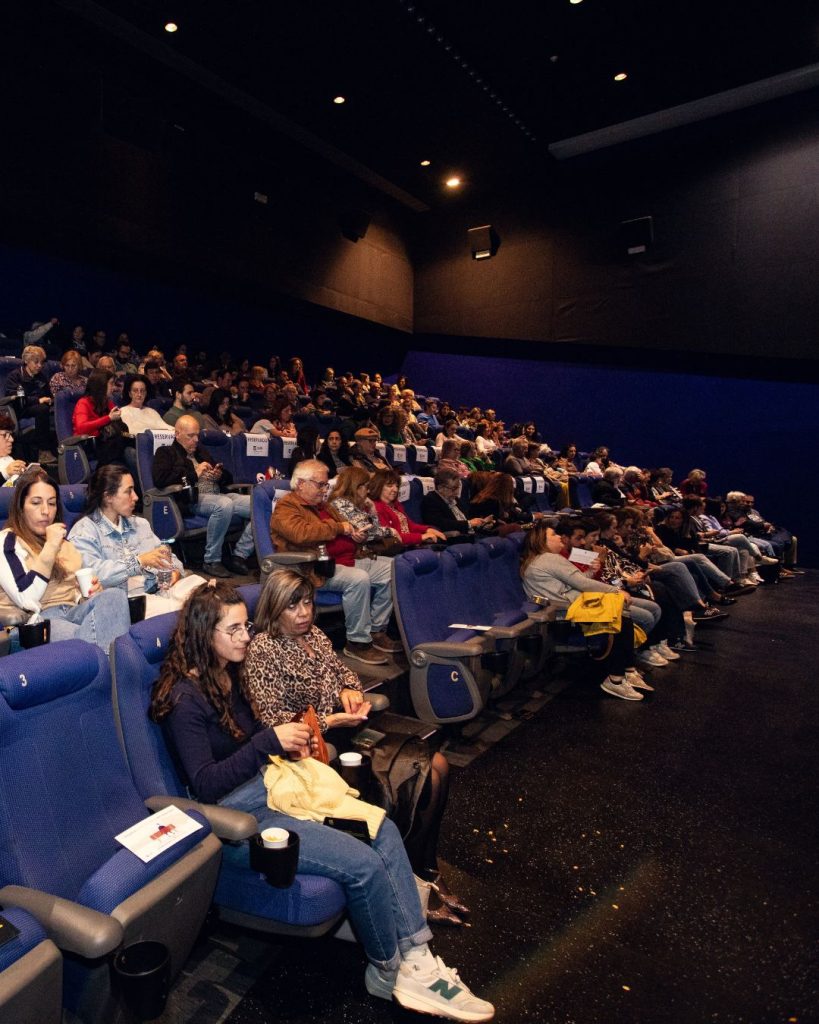 sala de cinema do Alma Shopping com Associados d'A Previdência Portuguesa a assistir à comédia francesa "Queridos Pais"